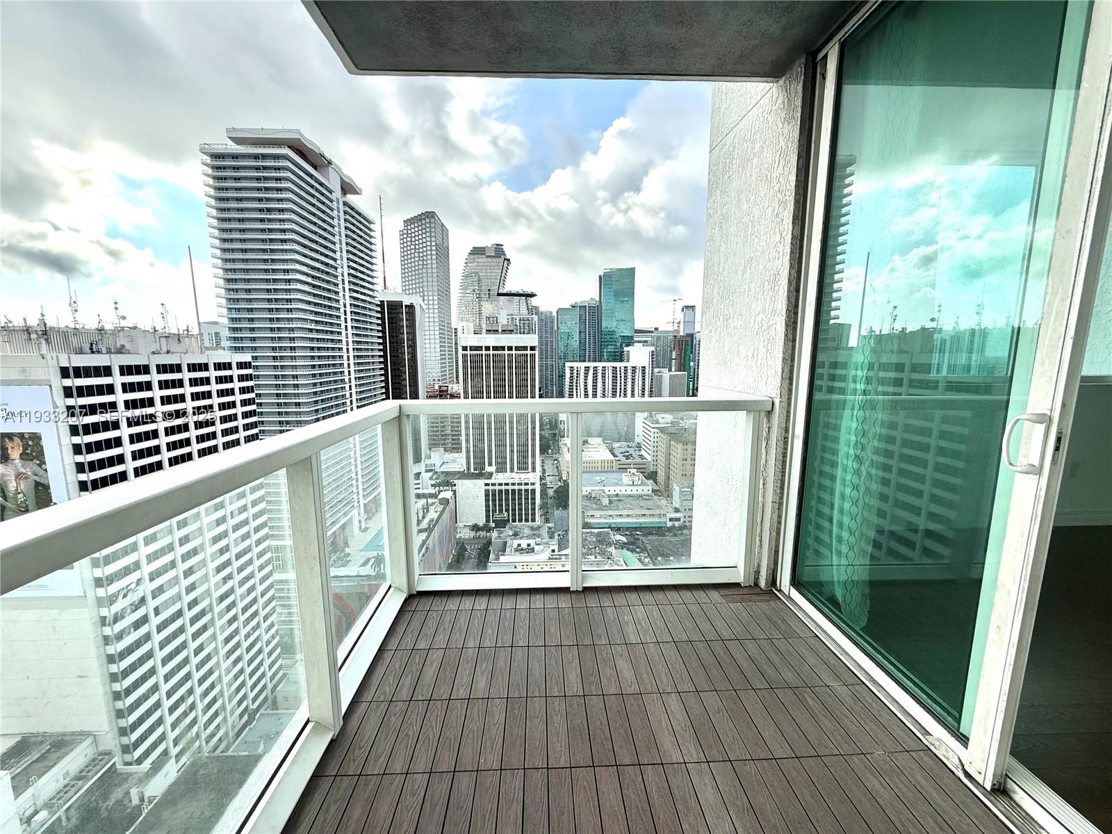 253 NE 2nd St. 2.2+ LRG DEN #3309, Miami FL 33132