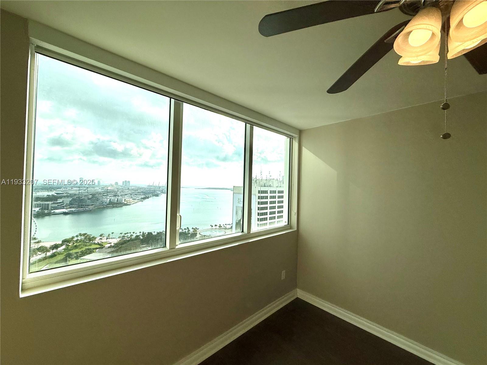 253 NE 2nd St. 2.2+ LRG DEN #3309, Miami FL 33132