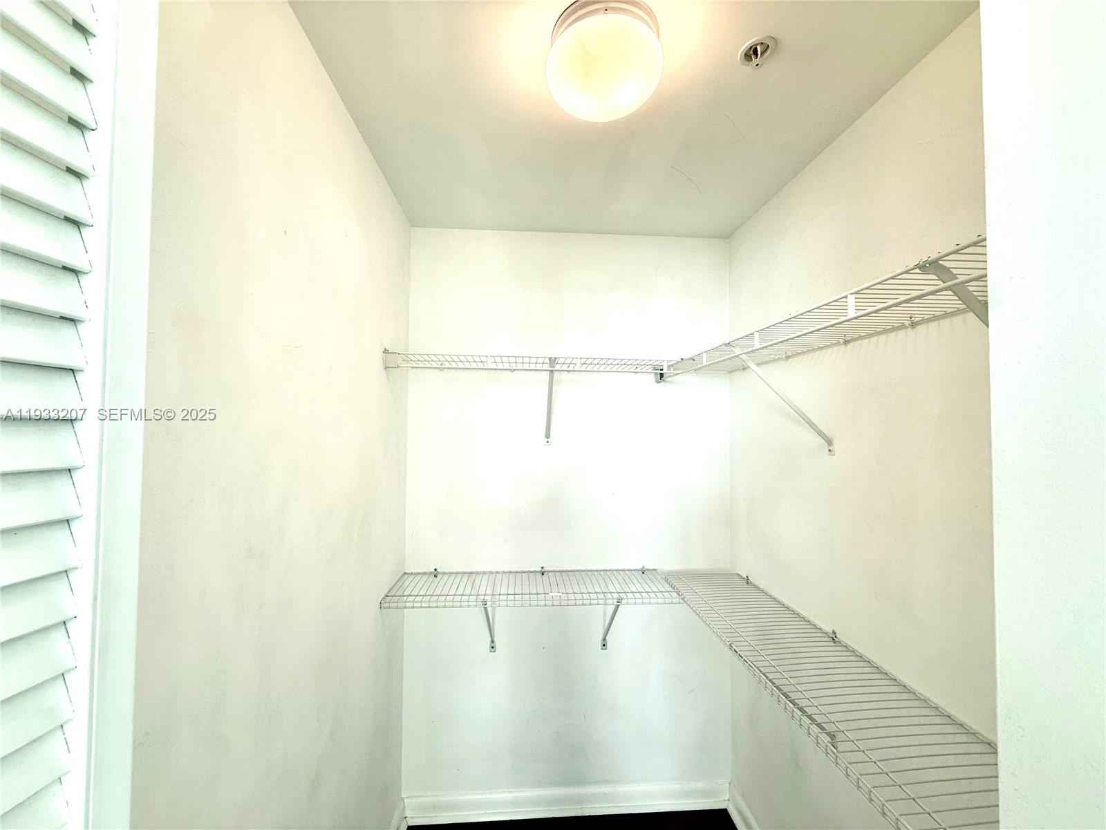 253 NE 2nd St. 2.2+ LRG DEN #3309, Miami FL 33132