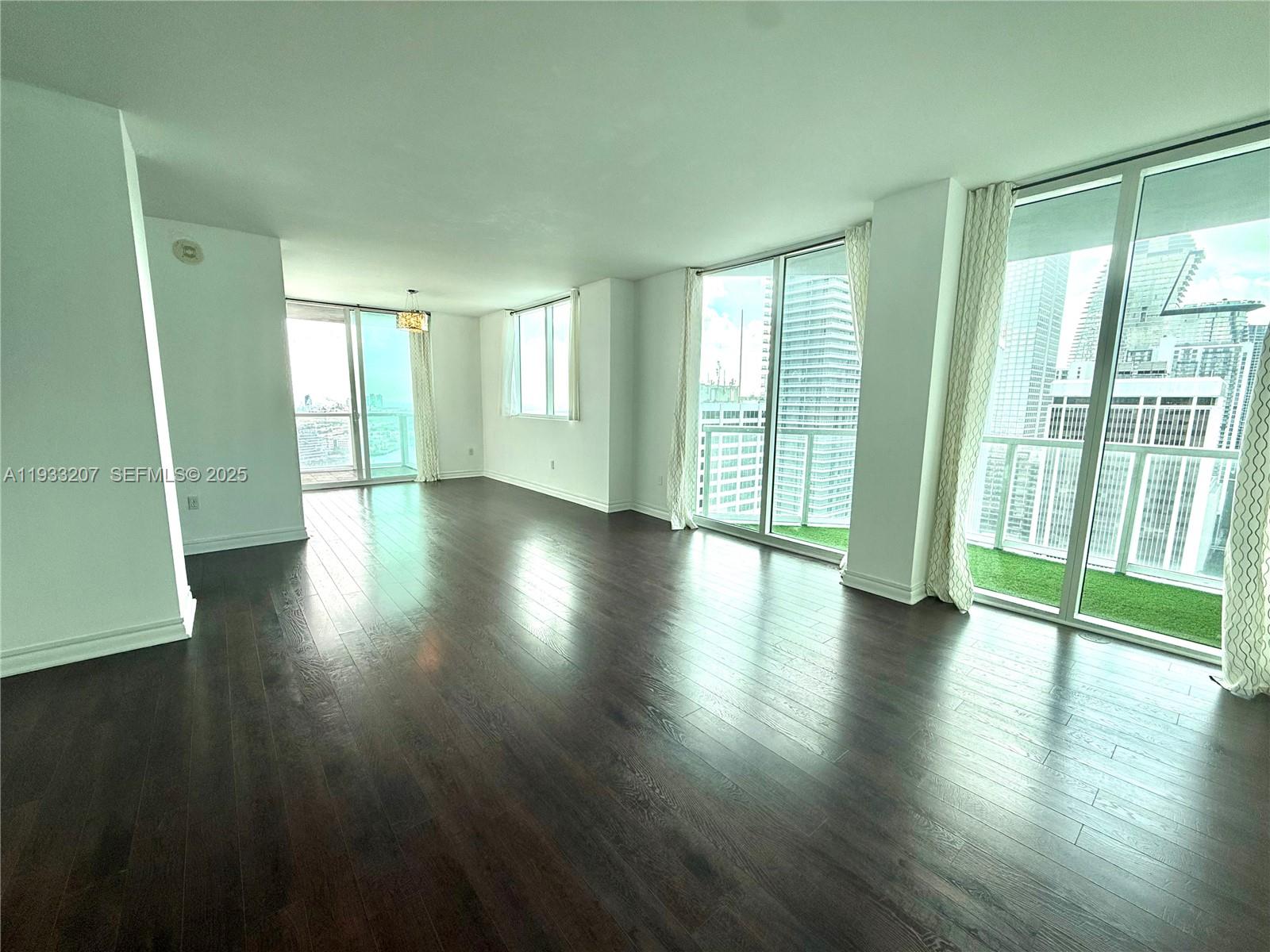 253 NE 2nd St. 2.2+ LRG DEN #3309, Miami FL 33132