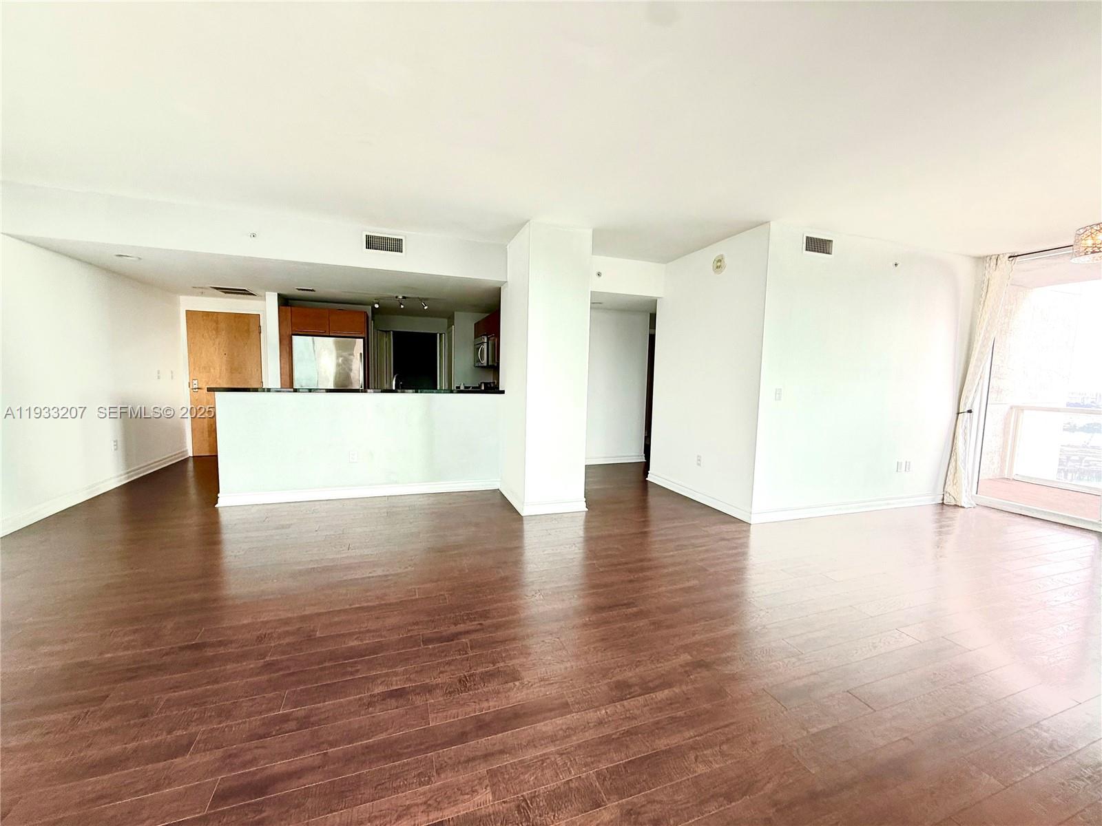 253 NE 2nd St. 2.2+ LRG DEN #3309, Miami FL 33132