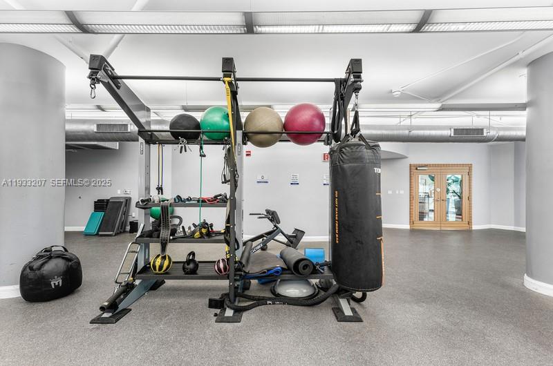 253 NE 2nd St. 2.2+ LRG DEN #3309, Miami FL 33132