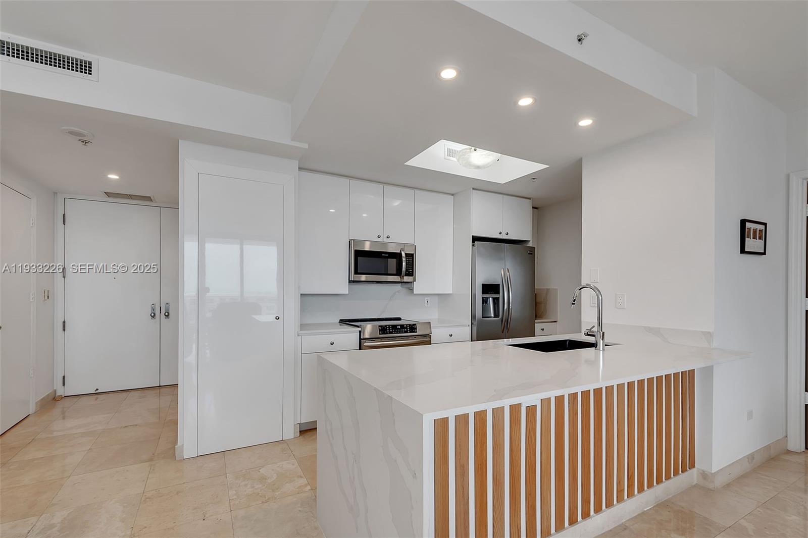 848 Brickell Key Dr #1803, Miami FL 33131
