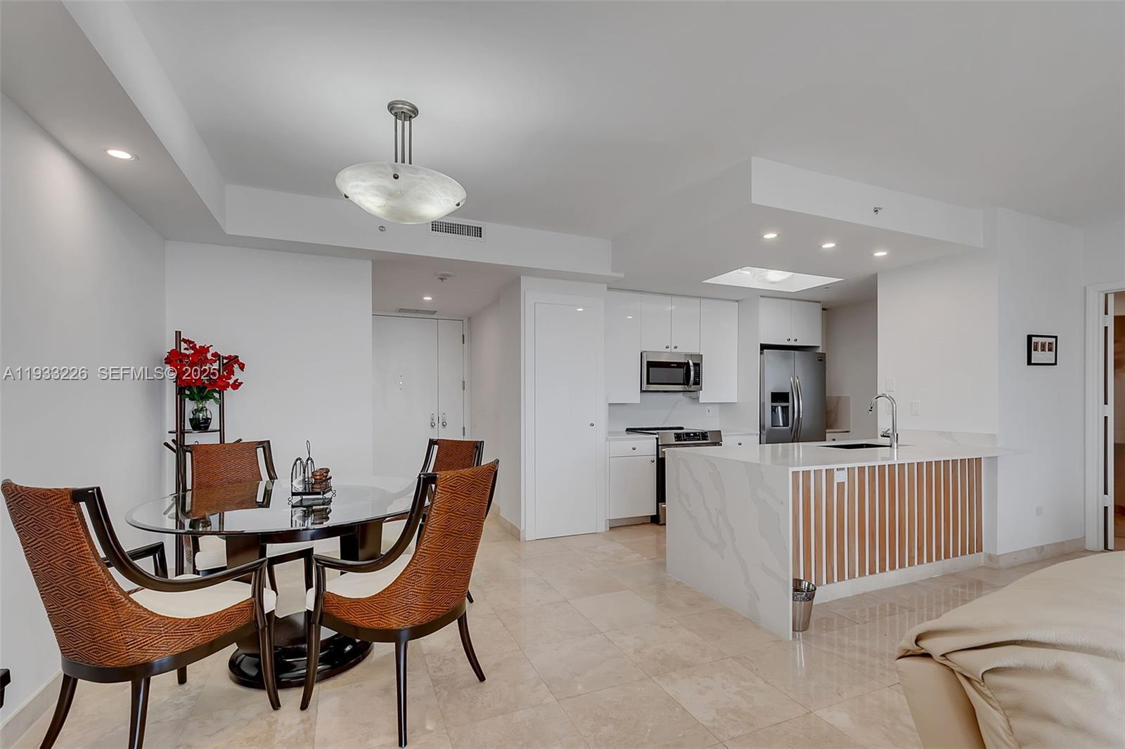 848 Brickell Key Dr #1803, Miami FL 33131