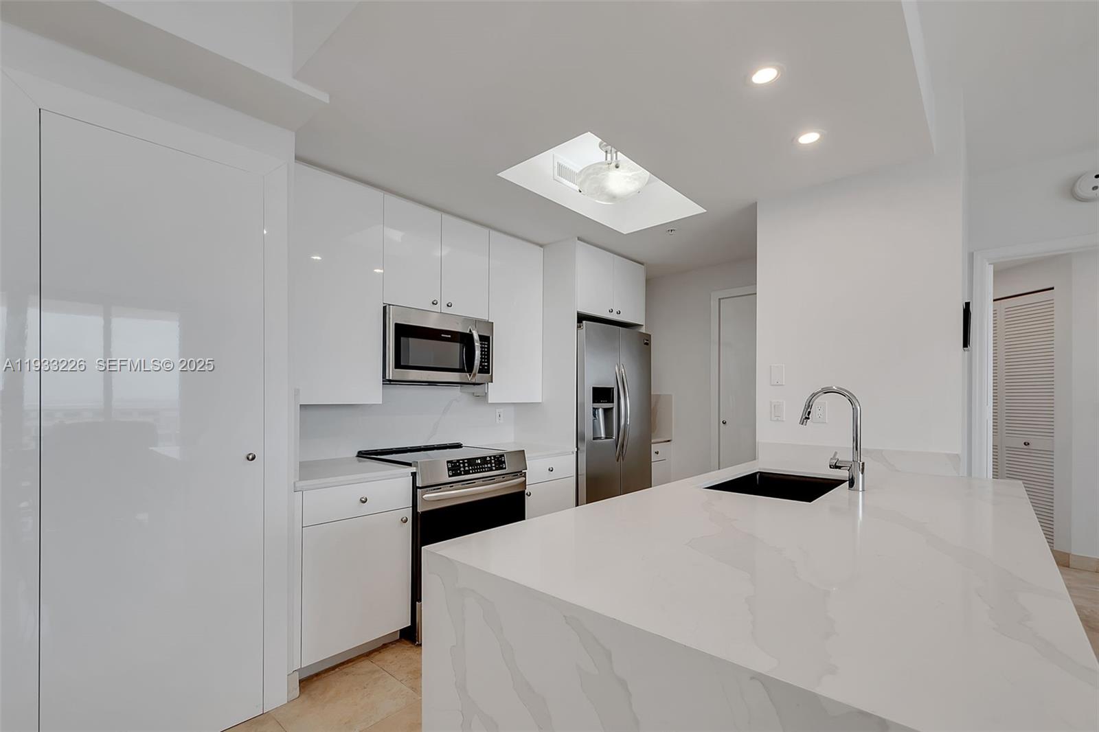 848 Brickell Key Dr #1803, Miami FL 33131