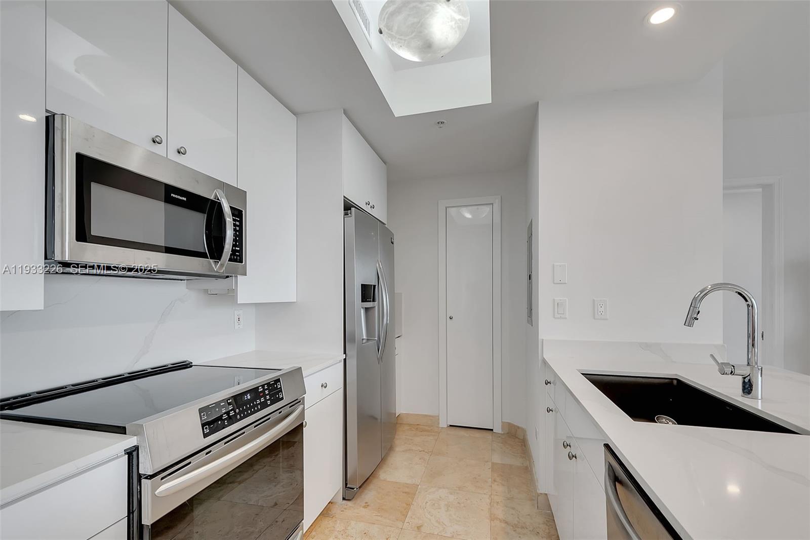 848 Brickell Key Dr #1803, Miami FL 33131