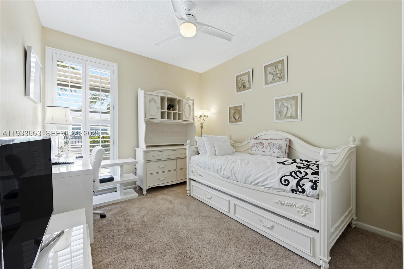 2607 Holy Cross Ln, Lake Worth FL 33460