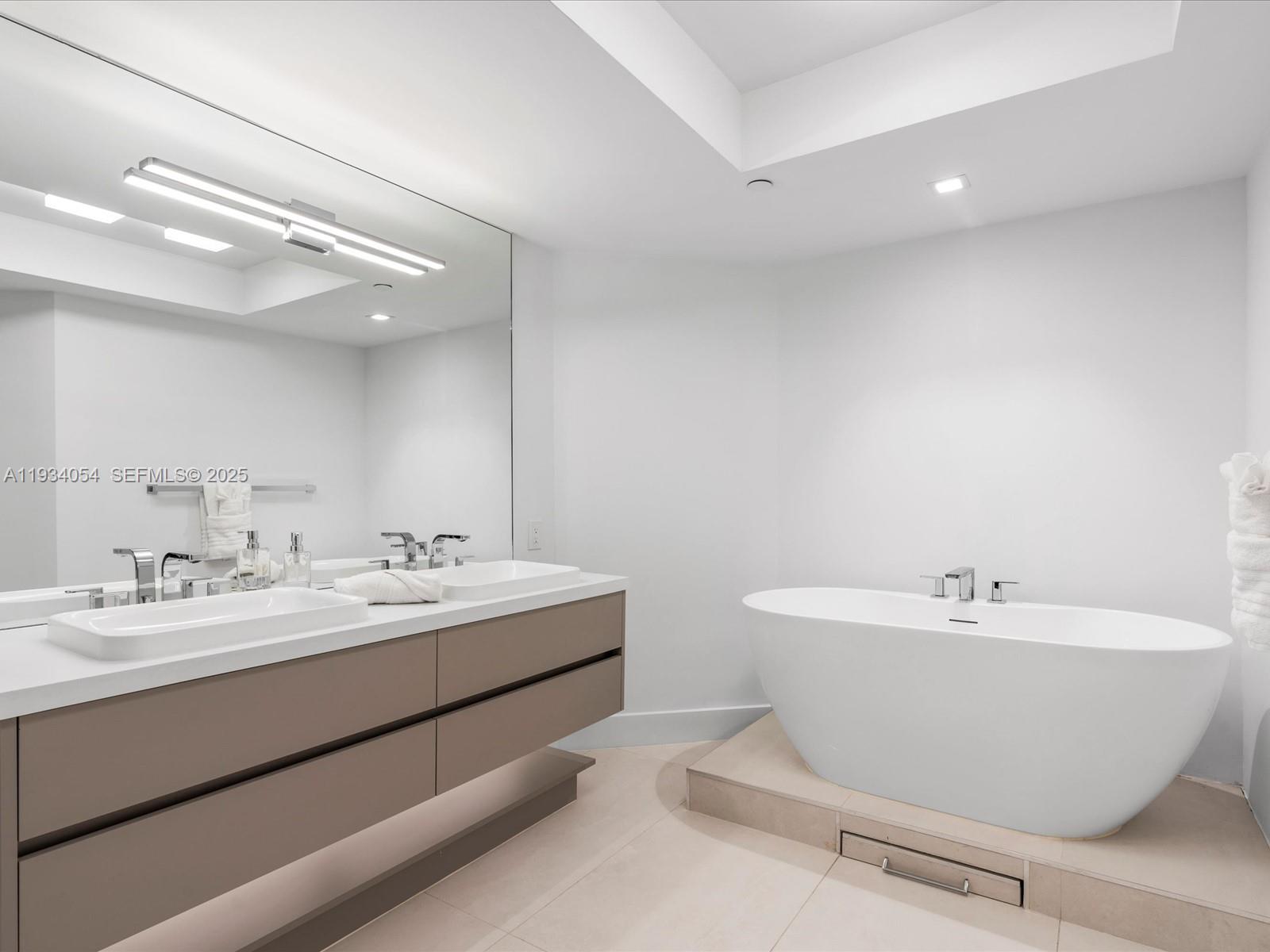 2000 Island Blvd #903, Aventura FL 33160