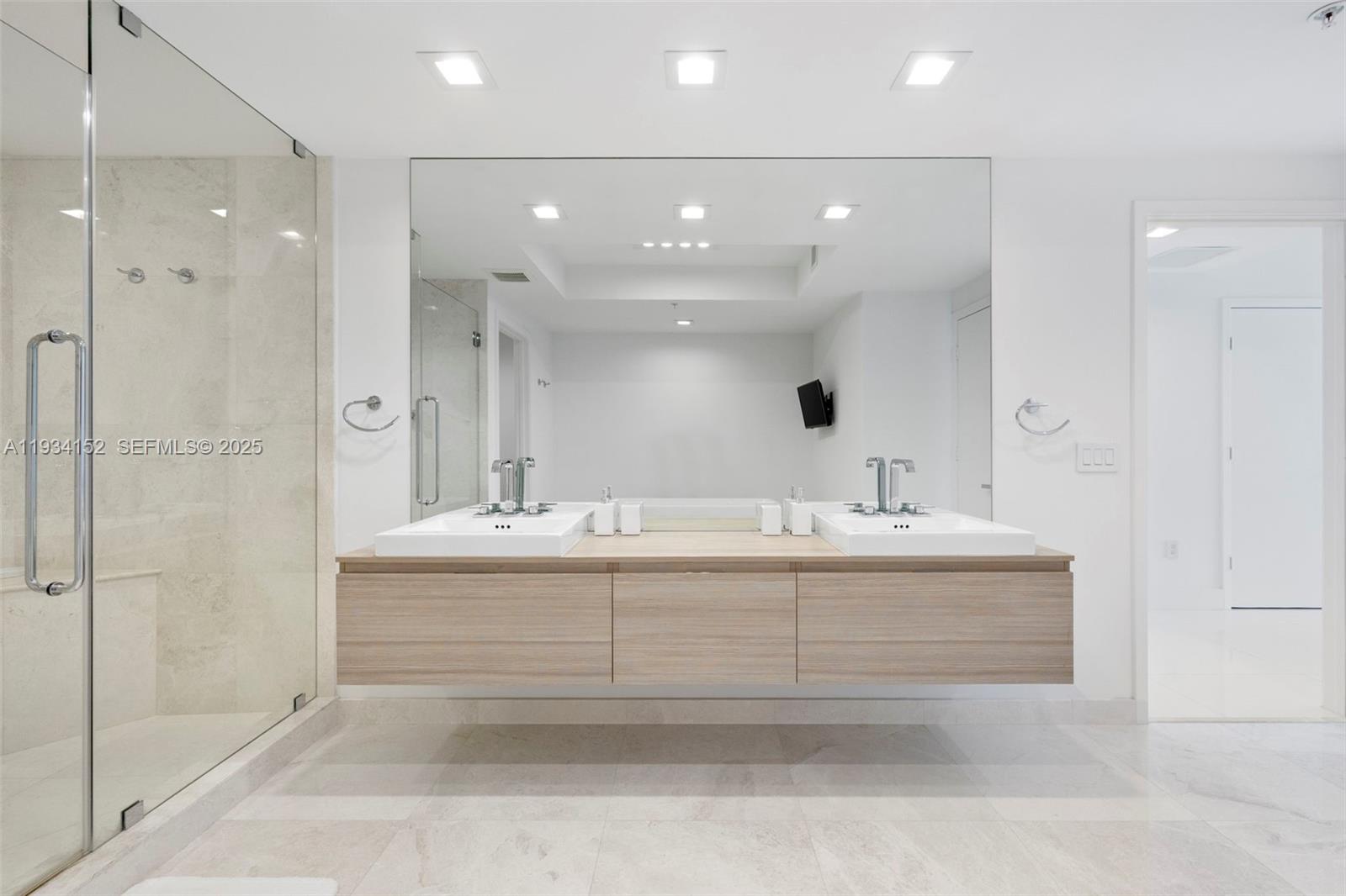 17111 Biscayne Blvd #1110, North Miami Beach FL 33160