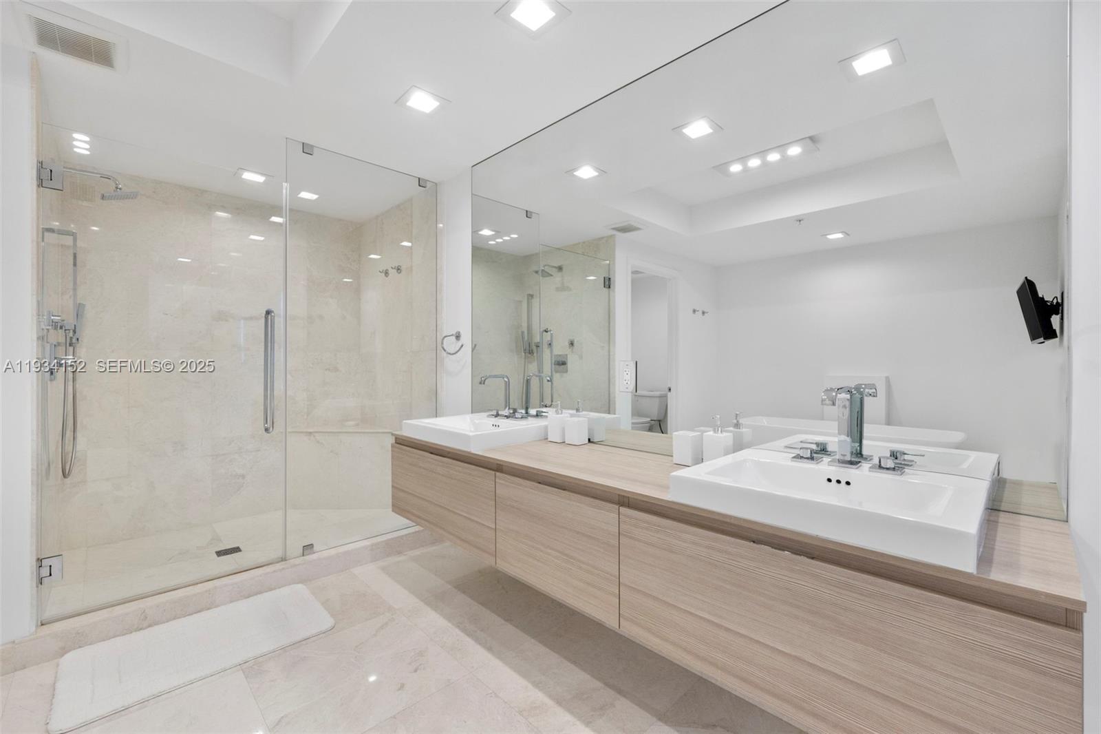 17111 Biscayne Blvd #1110, North Miami Beach FL 33160