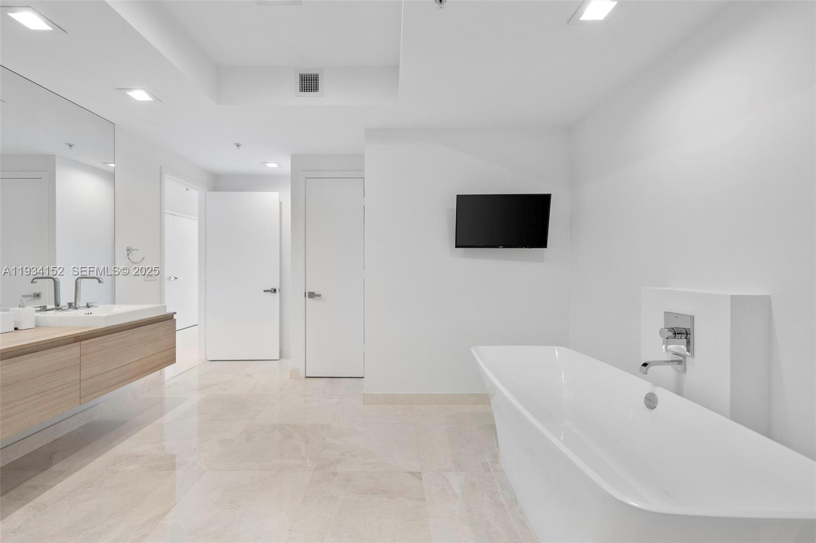 17111 Biscayne Blvd #1110, North Miami Beach FL 33160