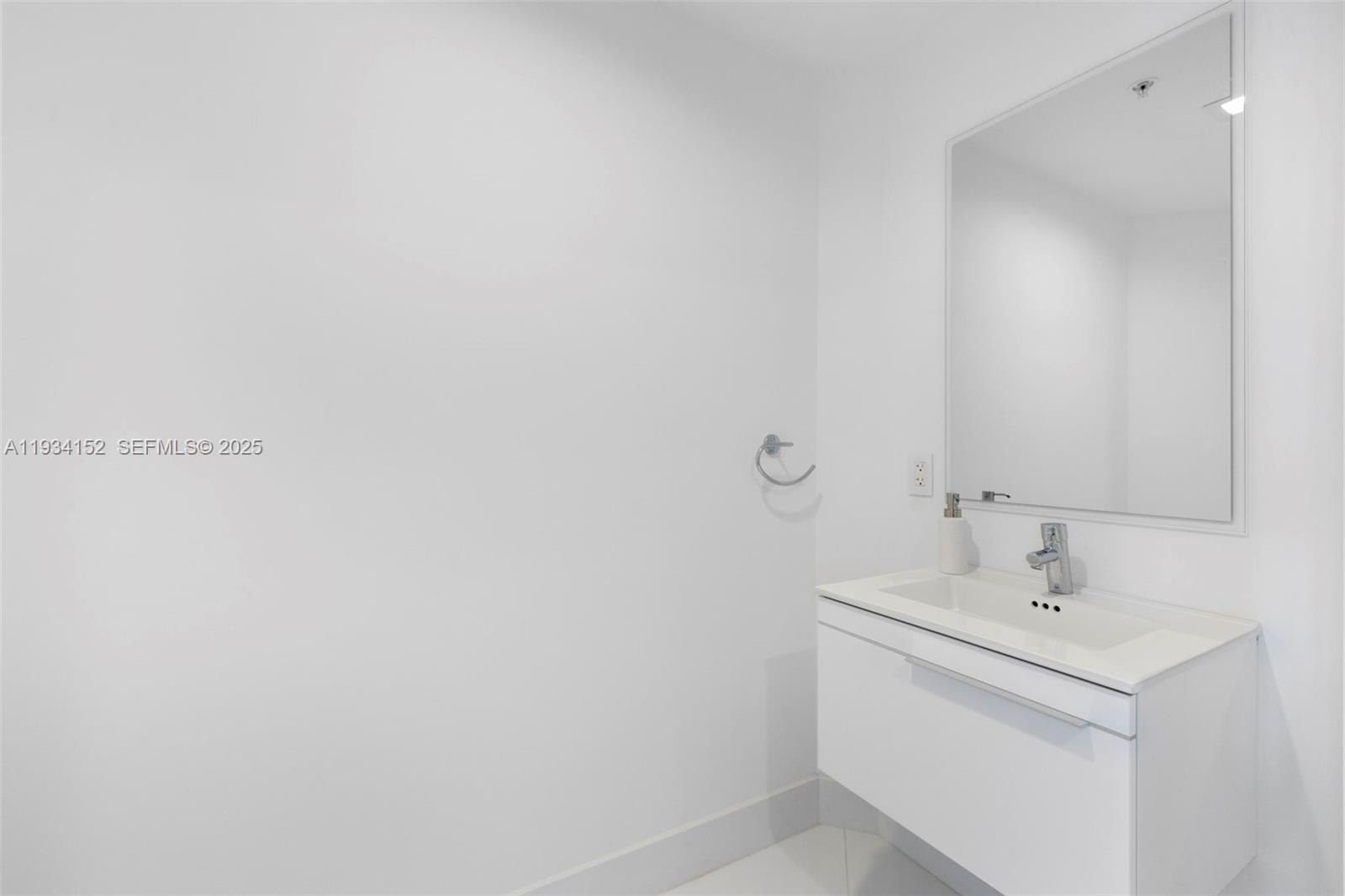 17111 Biscayne Blvd #1110, North Miami Beach FL 33160