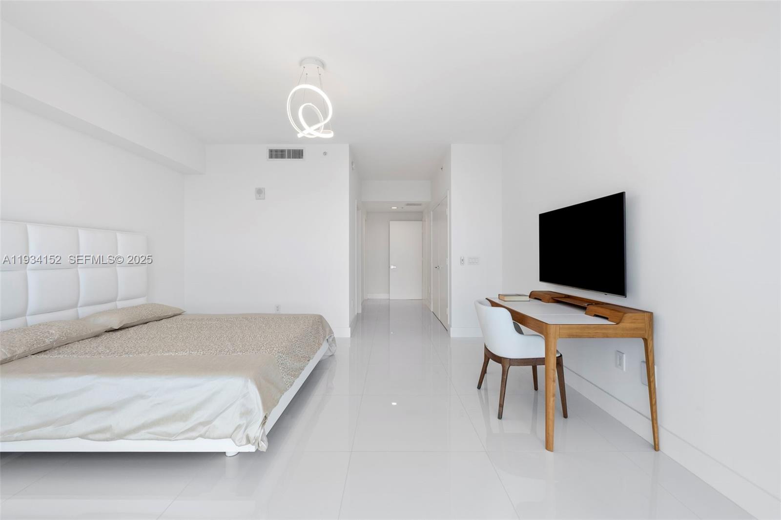 17111 Biscayne Blvd #1110, North Miami Beach FL 33160