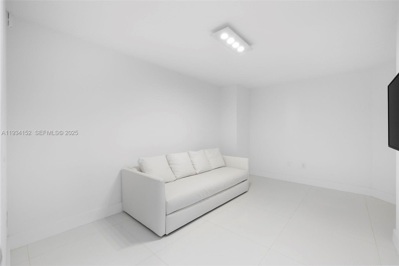 17111 Biscayne Blvd #1110, North Miami Beach FL 33160