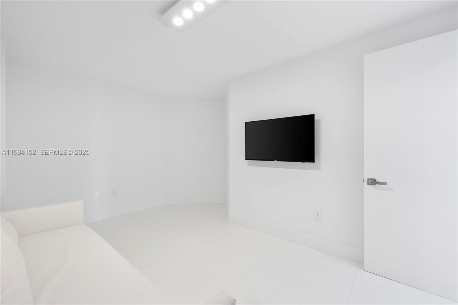 17111 Biscayne Blvd #1110, North Miami Beach FL 33160
