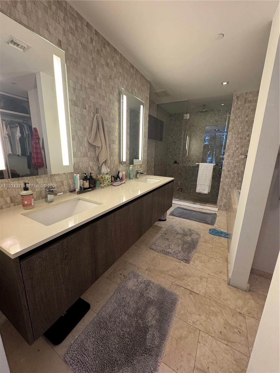 88 SW 7th St #805, Miami FL 33130