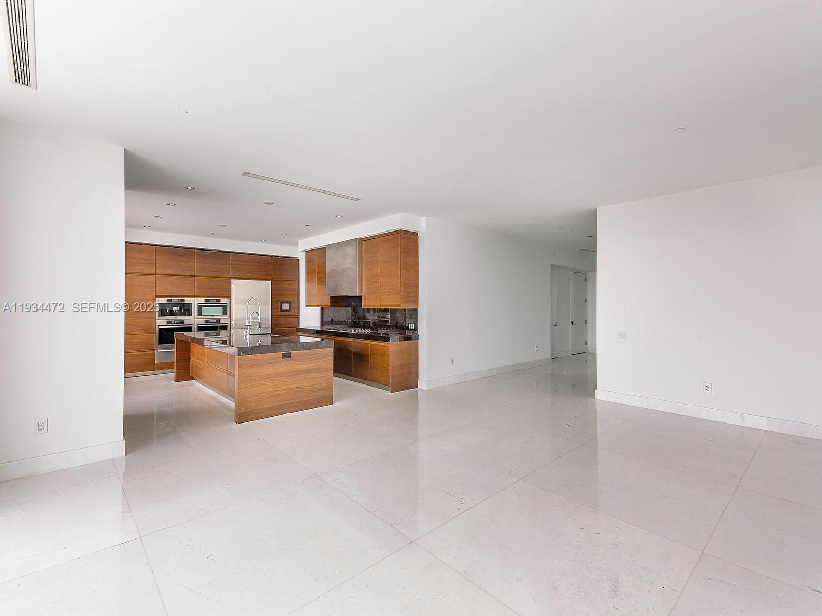 800 S Pointe Dr #2103, Miami Beach FL 33139