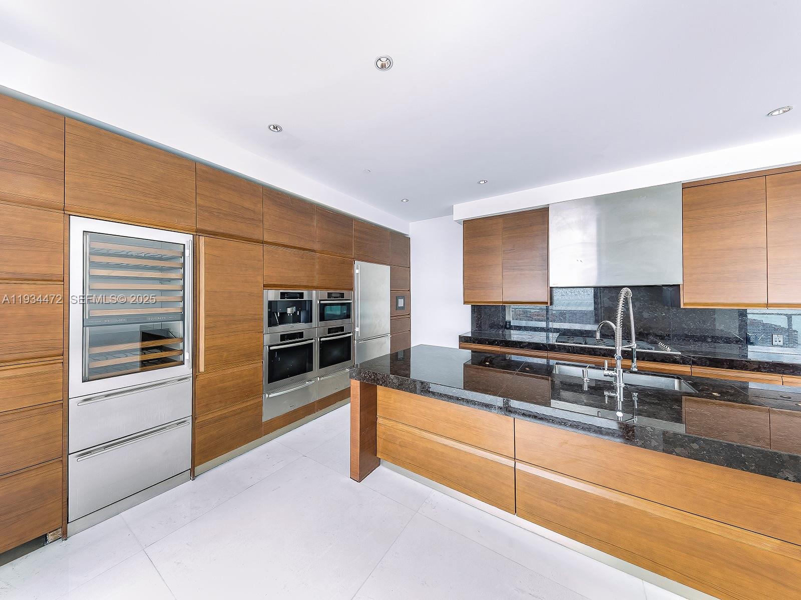 800 S Pointe Dr #2103, Miami Beach FL 33139