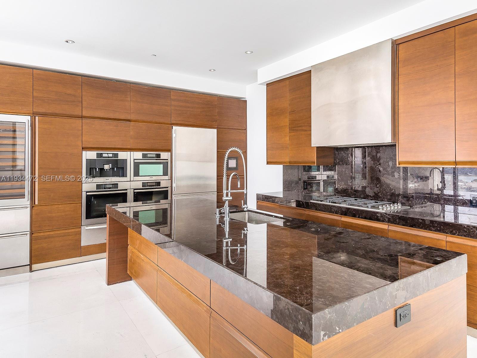 800 S Pointe Dr #2103, Miami Beach FL 33139