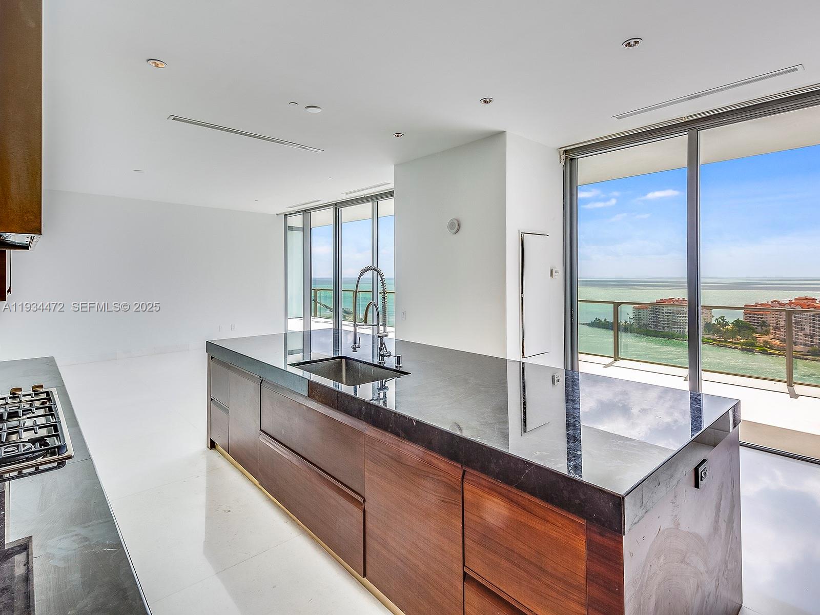 800 S Pointe Dr #2103, Miami Beach FL 33139