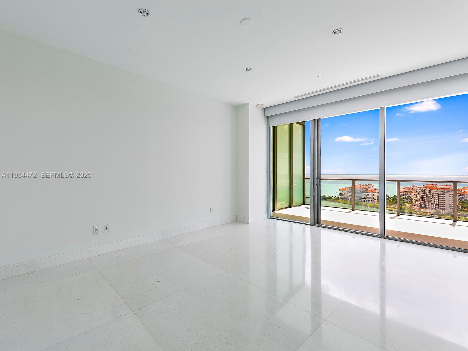 800 S Pointe Dr #2103, Miami Beach FL 33139