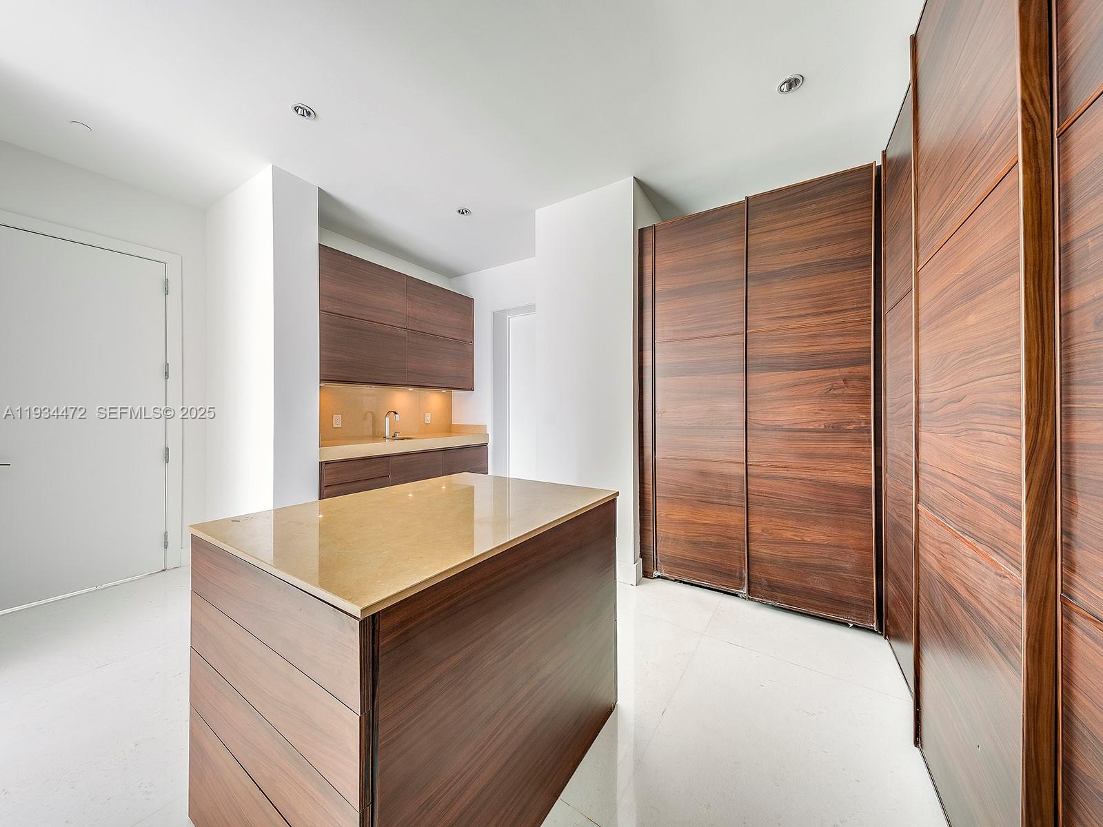 800 S Pointe Dr #2103, Miami Beach FL 33139