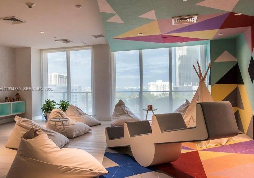 121 NE 34th St #814, Miami FL 33137
