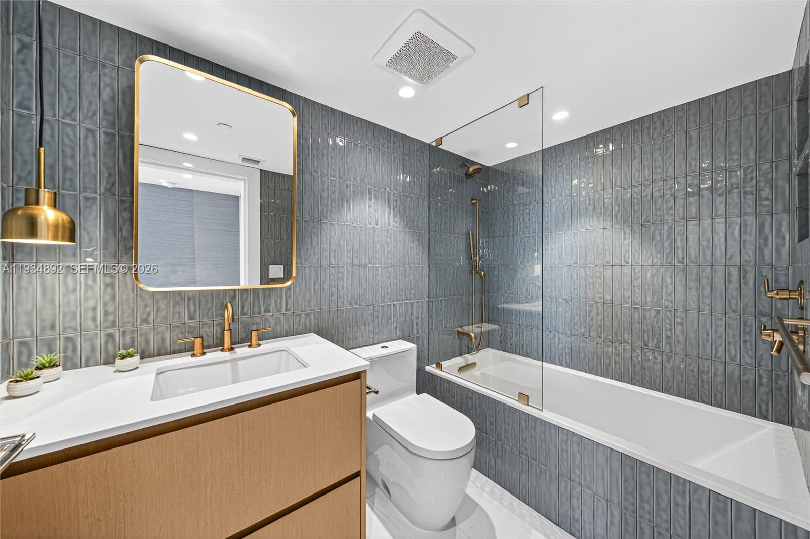 400 S Pointe Dr #1501, Miami Beach FL 33139
