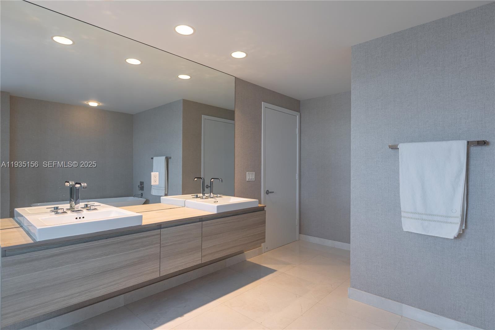 17301 Biscayne Blvd #908, North Miami Beach FL 33160