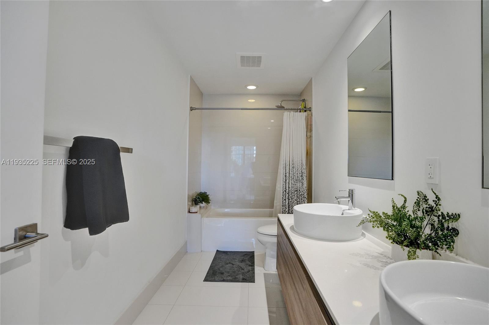 121 NE 34th St #902, Miami FL 33137