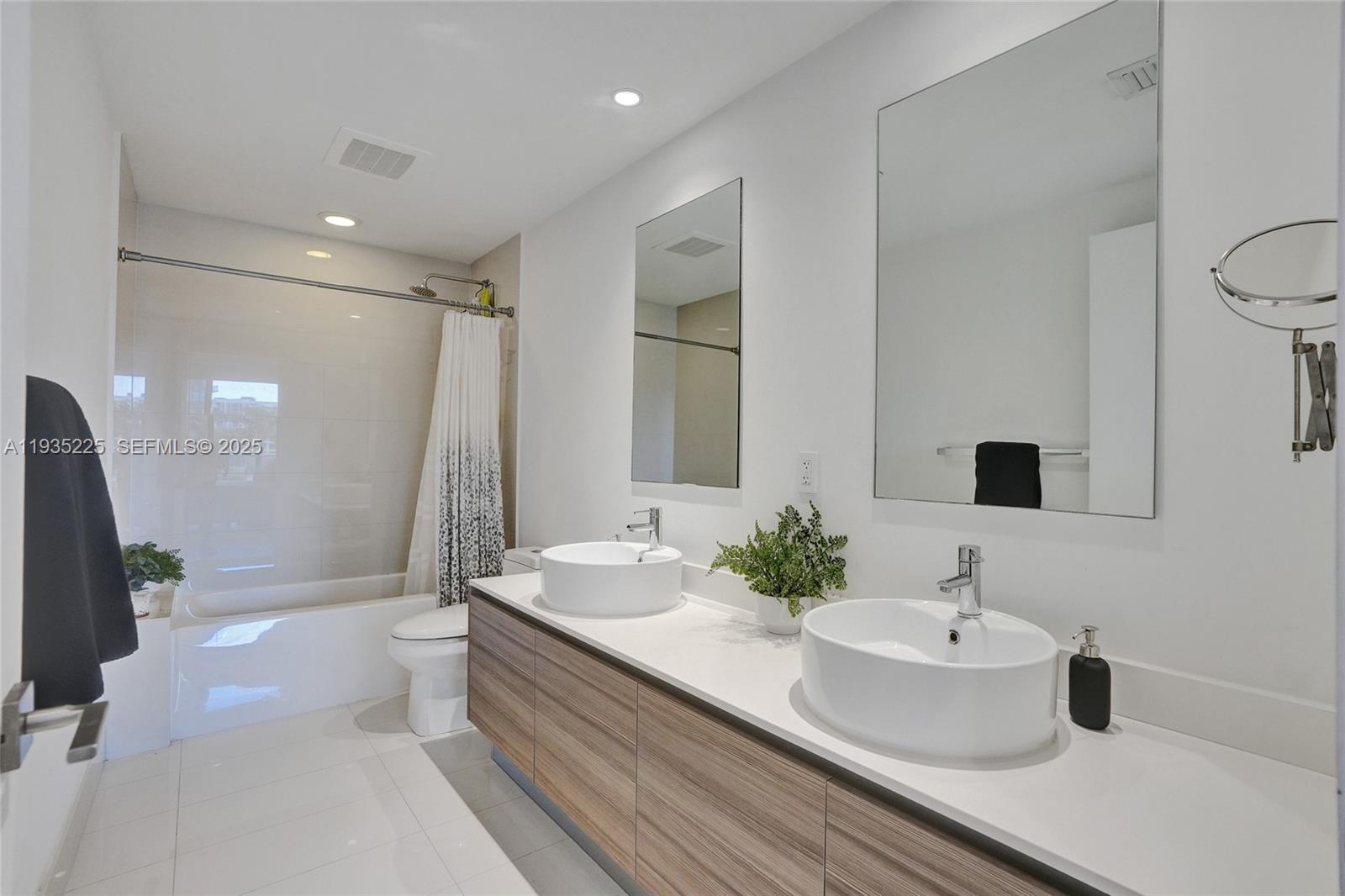 121 NE 34th St #902, Miami FL 33137