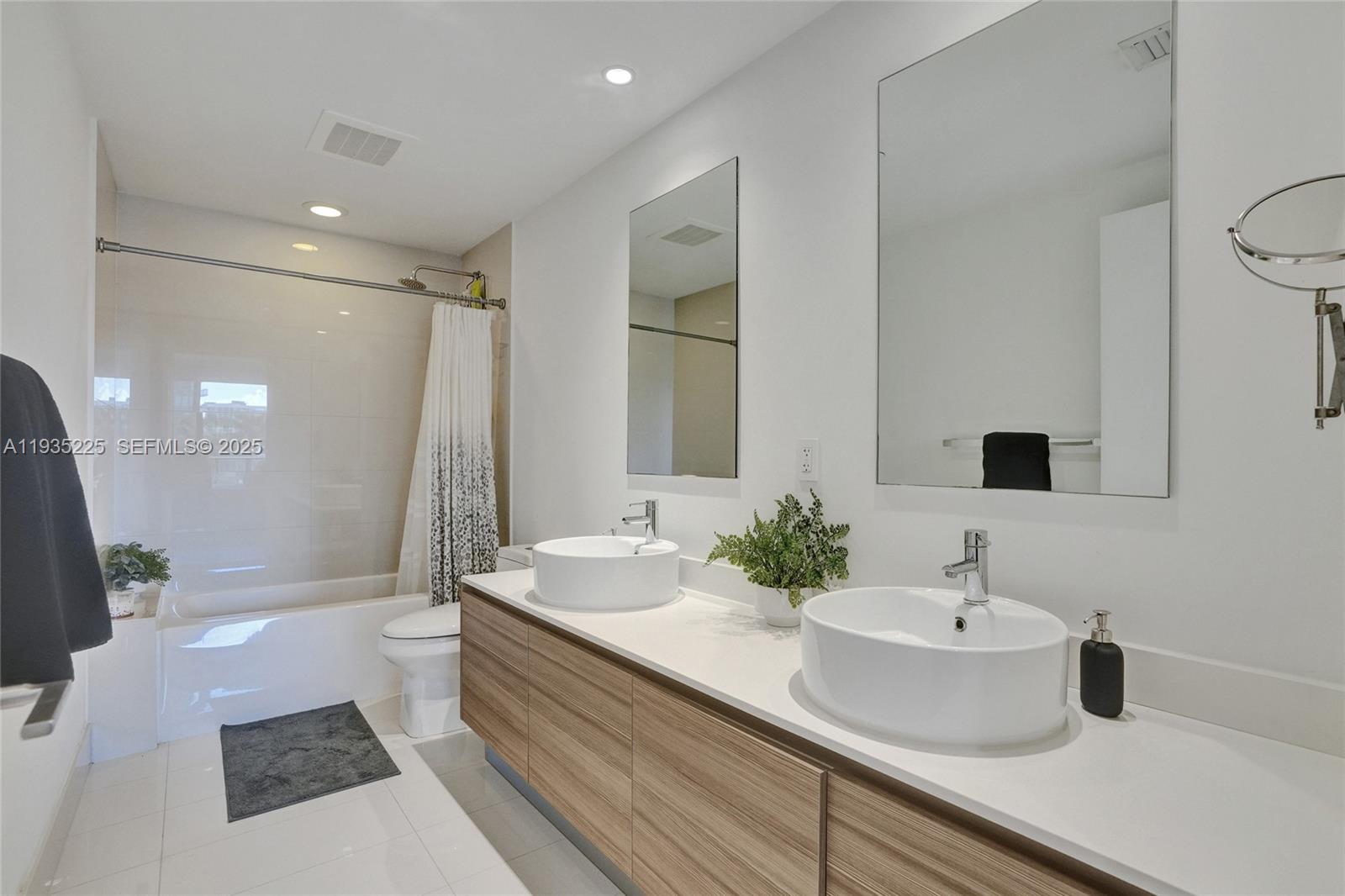 121 NE 34th St #902, Miami FL 33137
