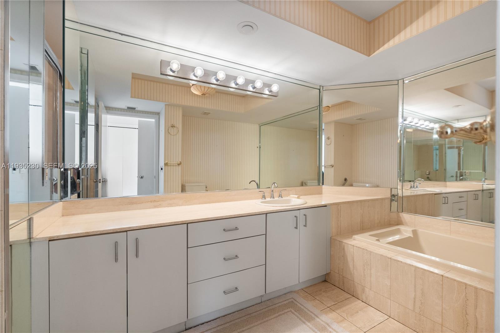 1000 W Island Blvd #3002, Aventura FL 33160