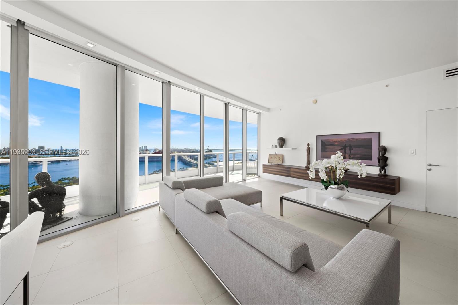900 Biscayne Blvd #2106, Miami FL 33132