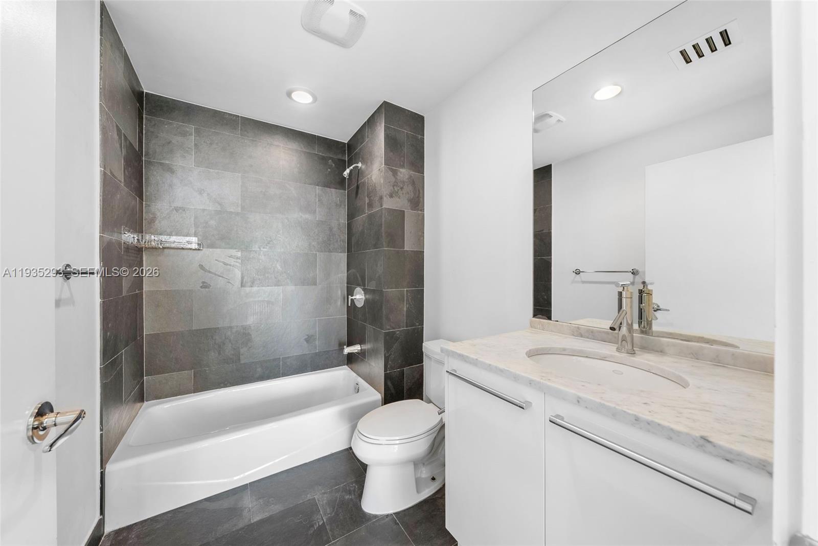 900 Biscayne Blvd #2106, Miami FL 33132