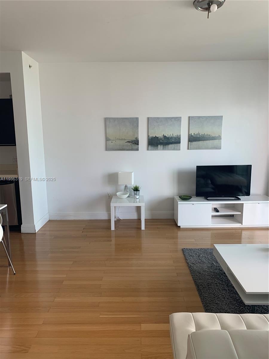 90 SW 3rd St #1211, Miami FL 33130