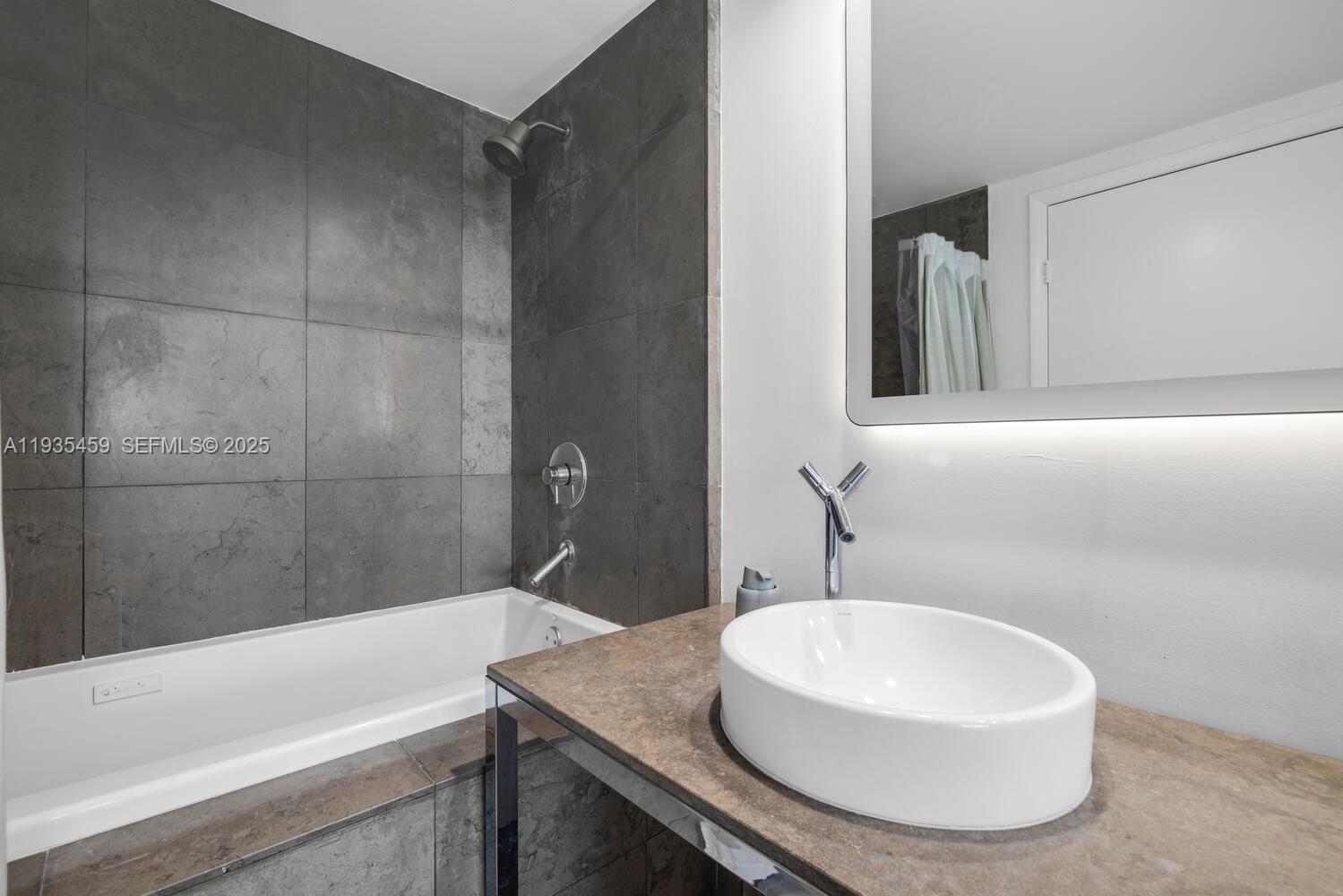 475 Brickell Ave #3314, Miami FL 33131