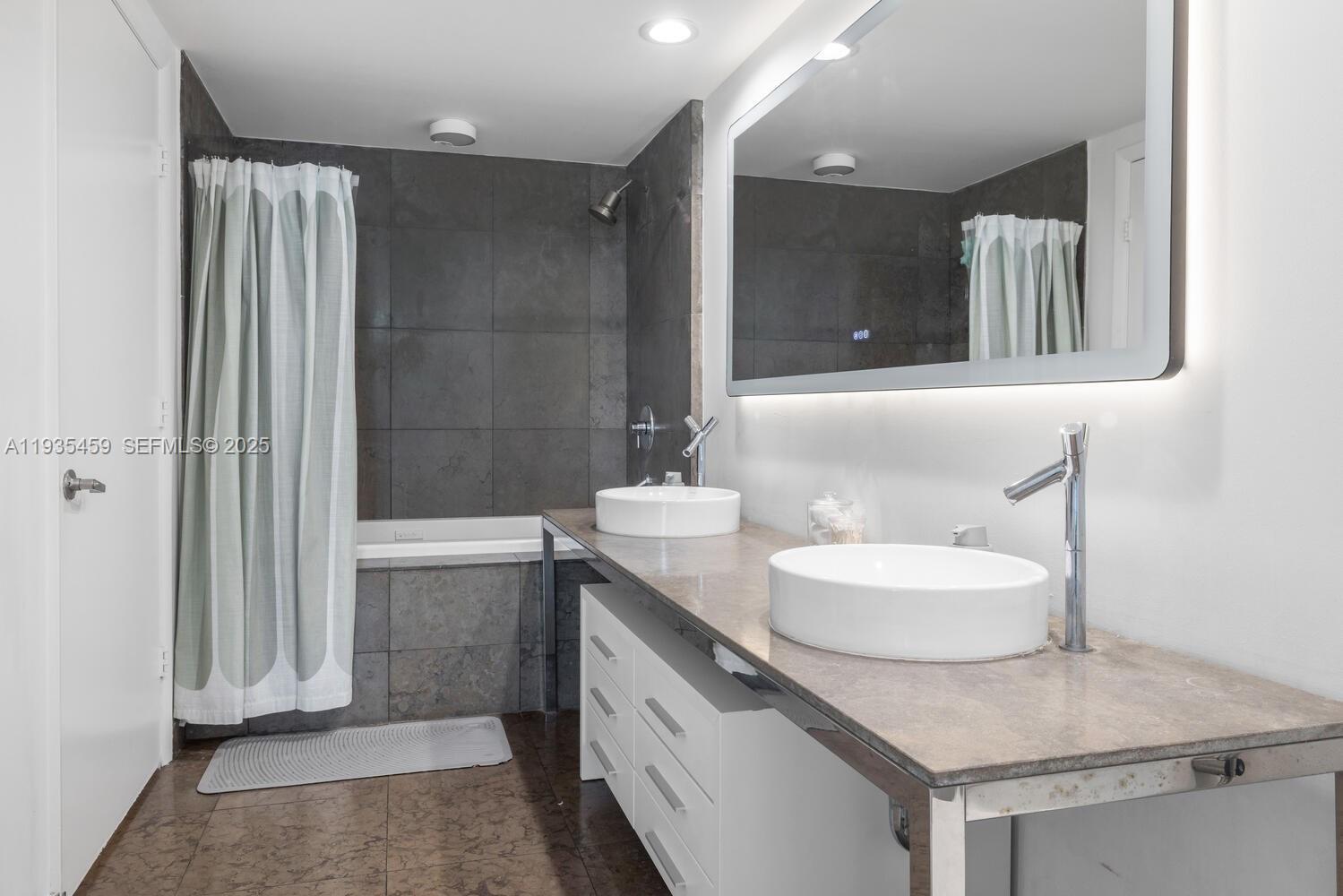 475 Brickell Ave #3314, Miami FL 33131