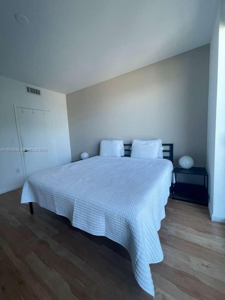 244 Biscayne Blvd #1904, Miami FL 33132