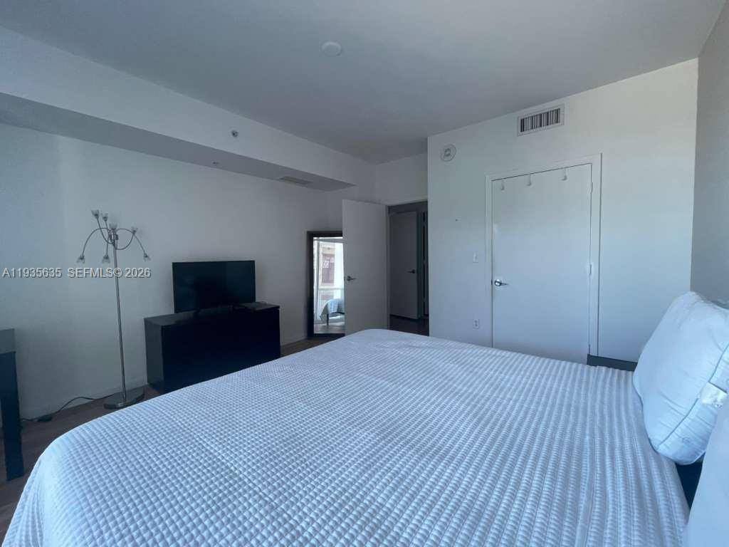 244 Biscayne Blvd #1904, Miami FL 33132