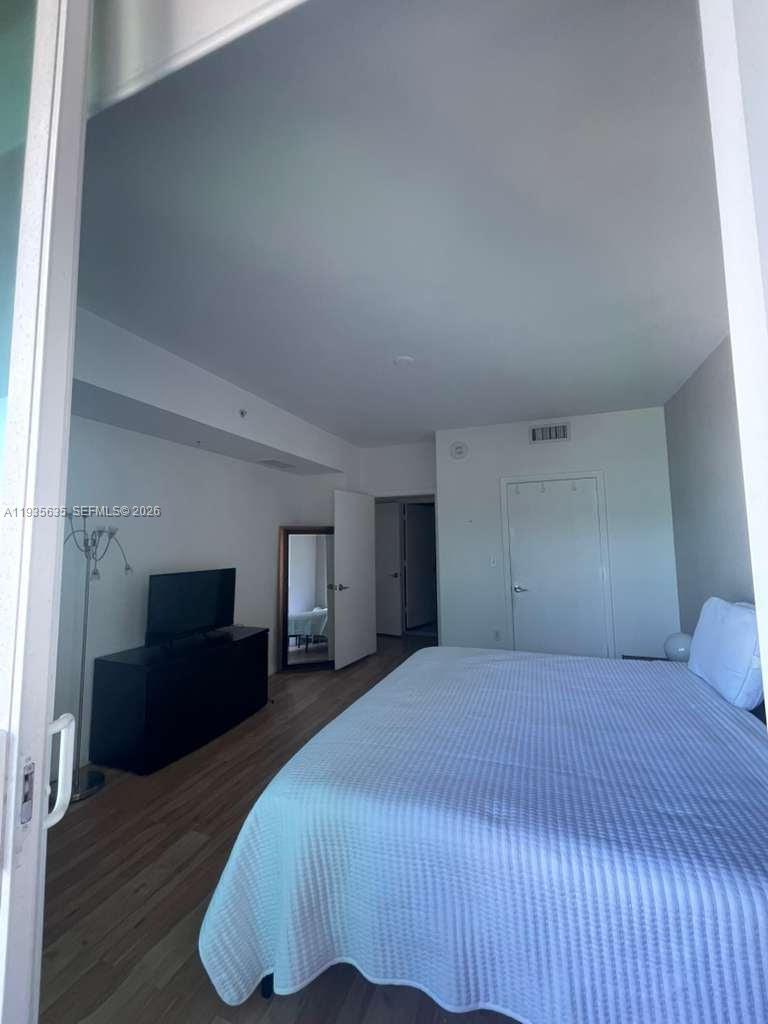 244 Biscayne Blvd #1904, Miami FL 33132