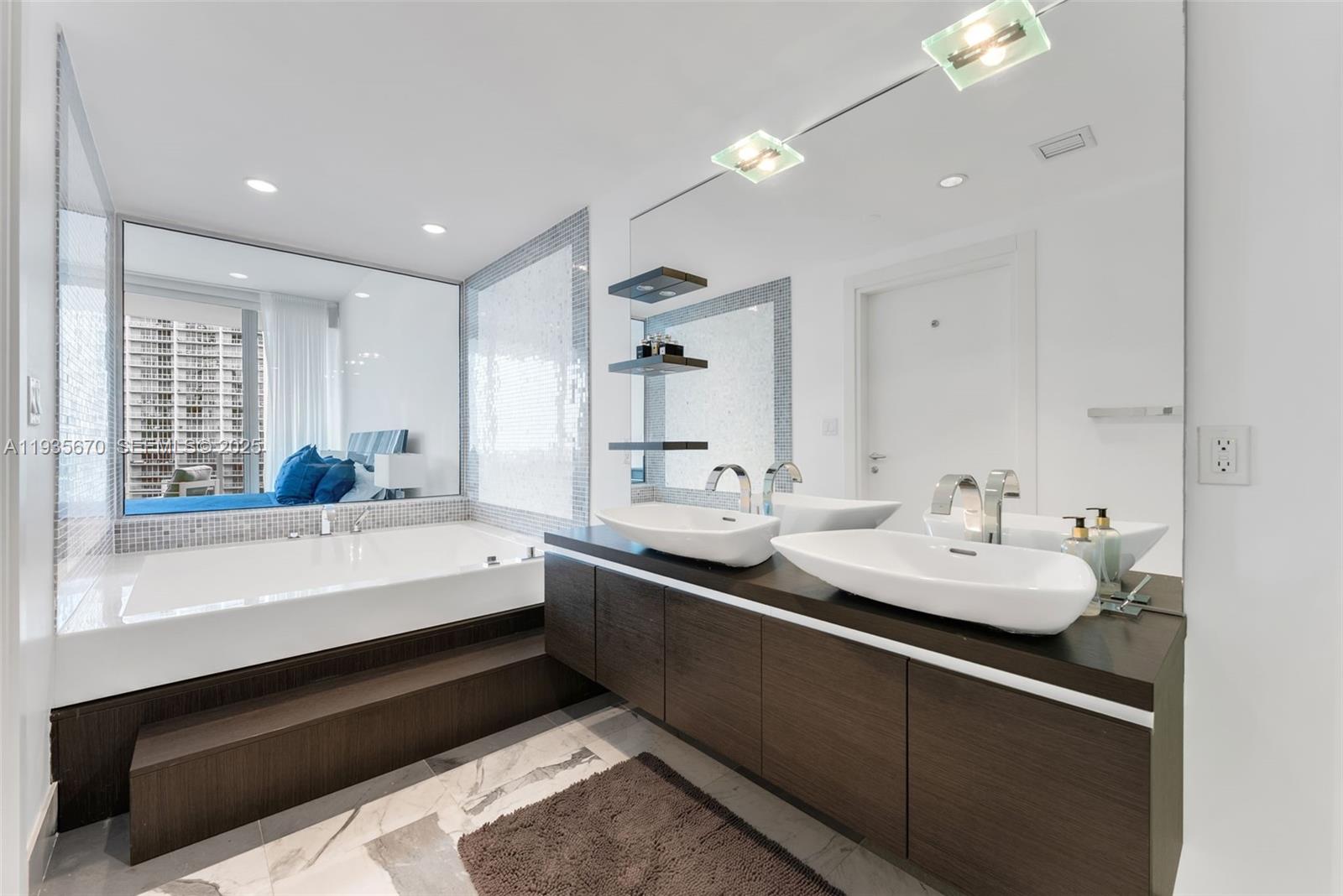 200 Biscayne Boulevard Way #4408, Miami FL 33131