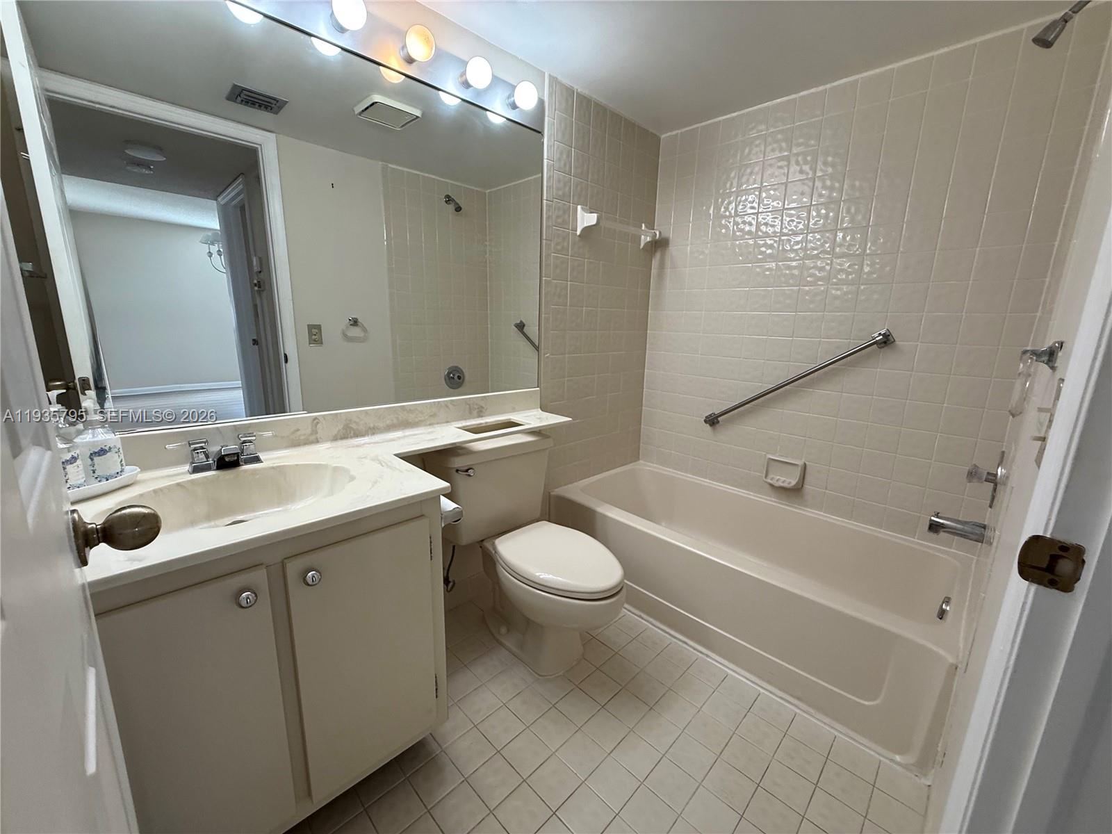 10426 E Clairmont Cir #212, Tamarac FL 33321