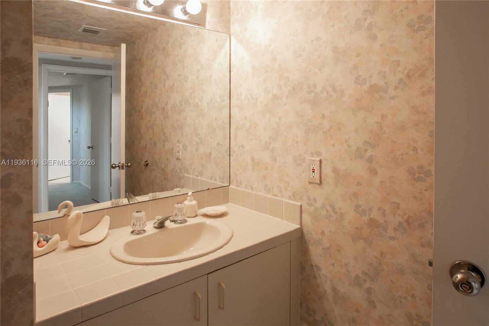 1000 W Island Blvd #2906, Aventura FL 33160