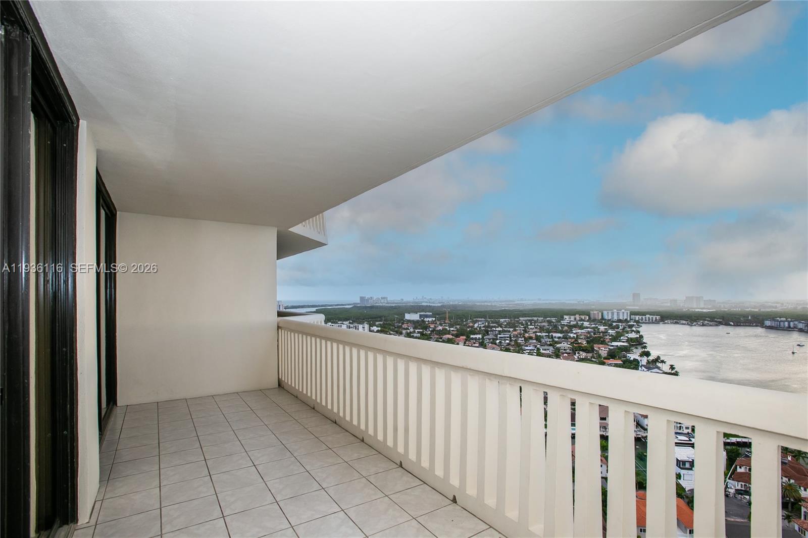 1000 W Island Blvd #2906, Aventura FL 33160