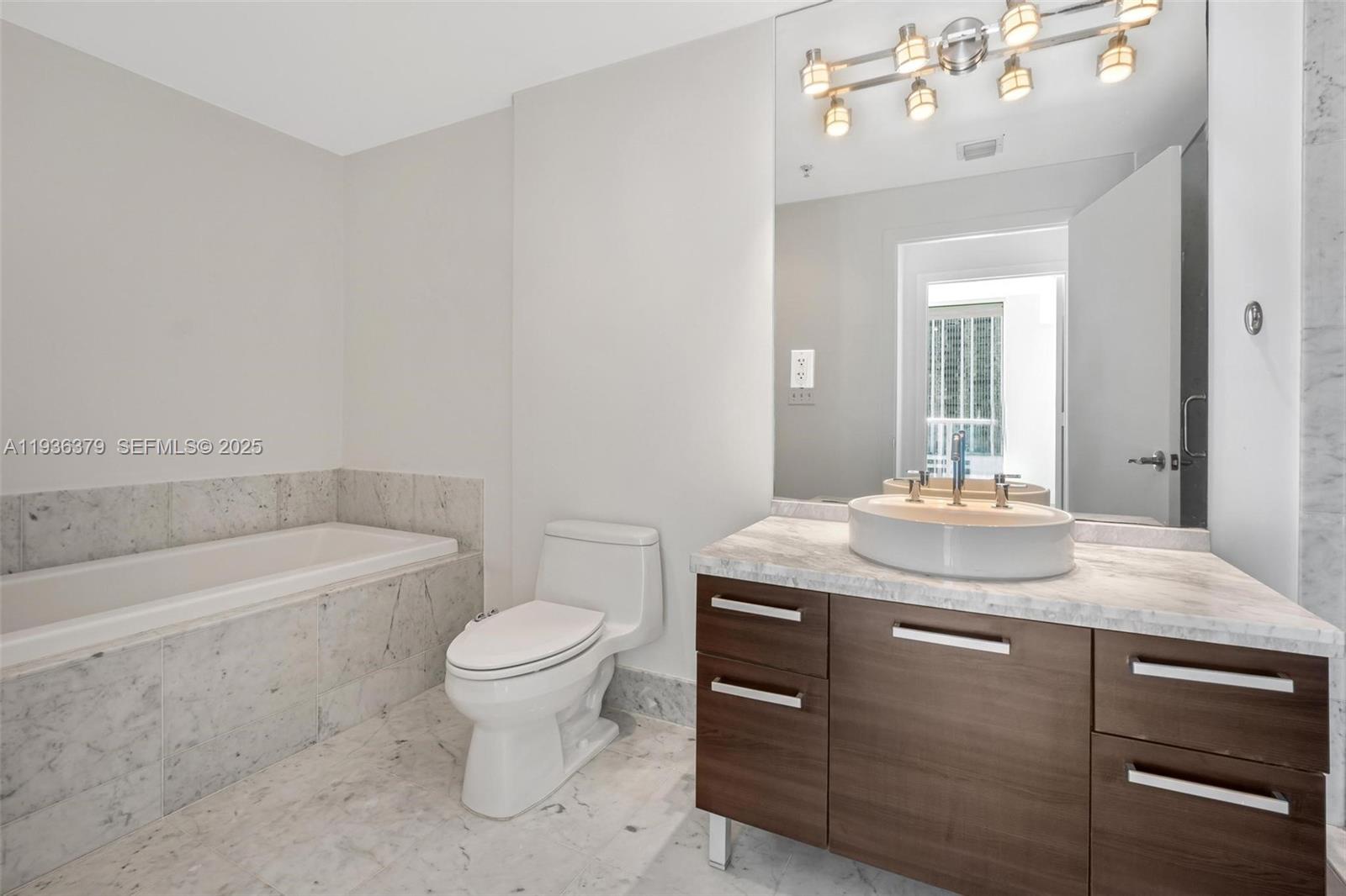 244 Biscayne Blvd #1505, Miami FL 33132