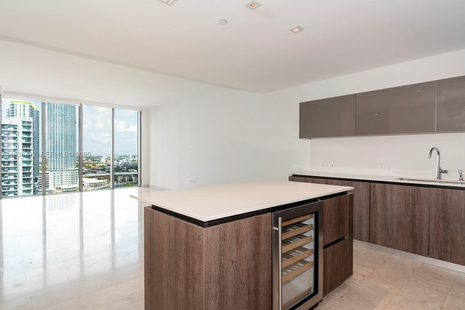 68 SE 6th St #2010, Miami FL 33131