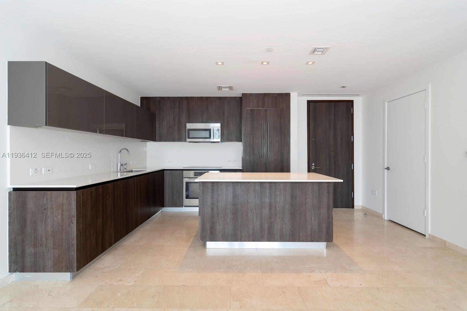 68 SE 6th St #2010, Miami FL 33131