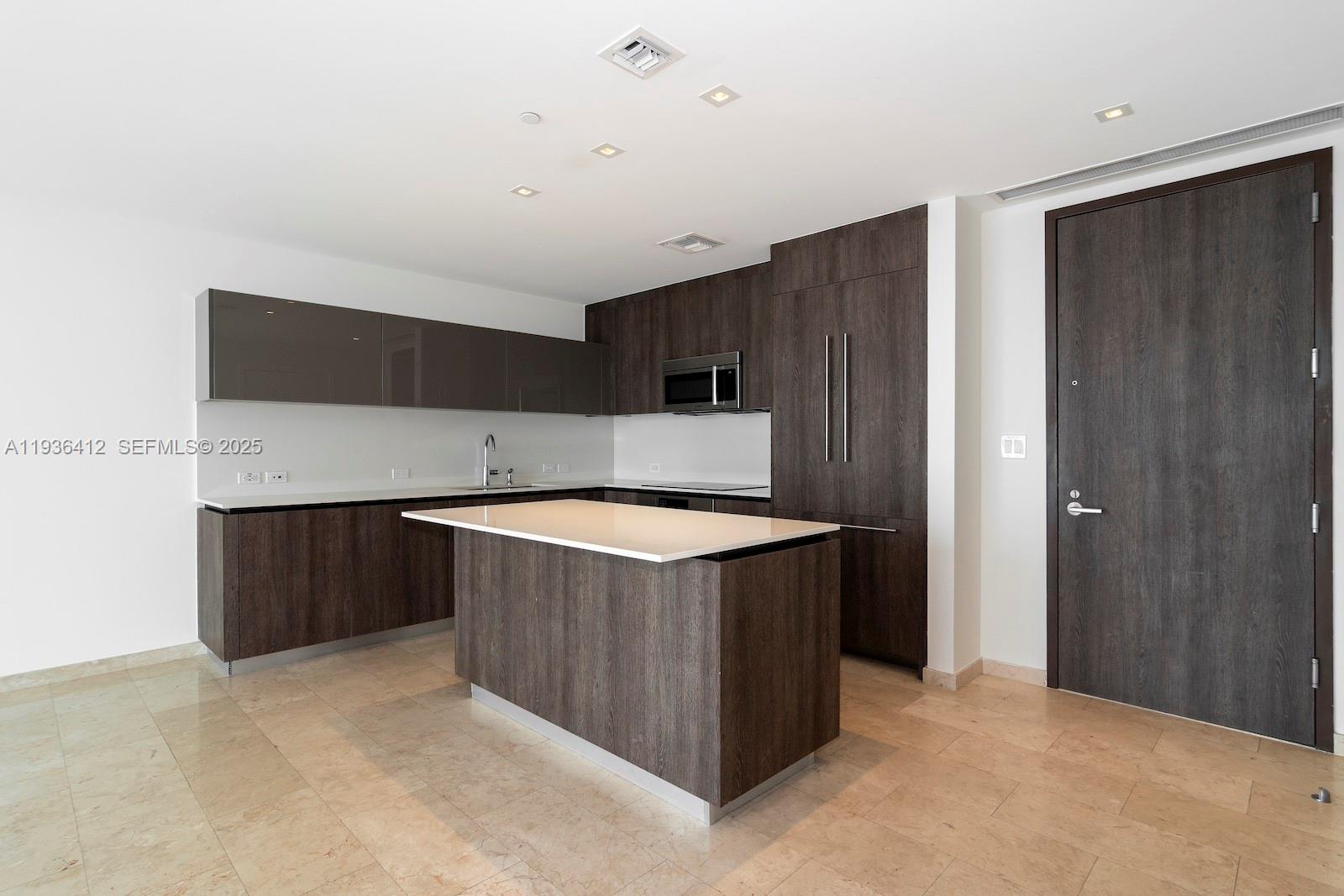 68 SE 6th St #2010, Miami FL 33131