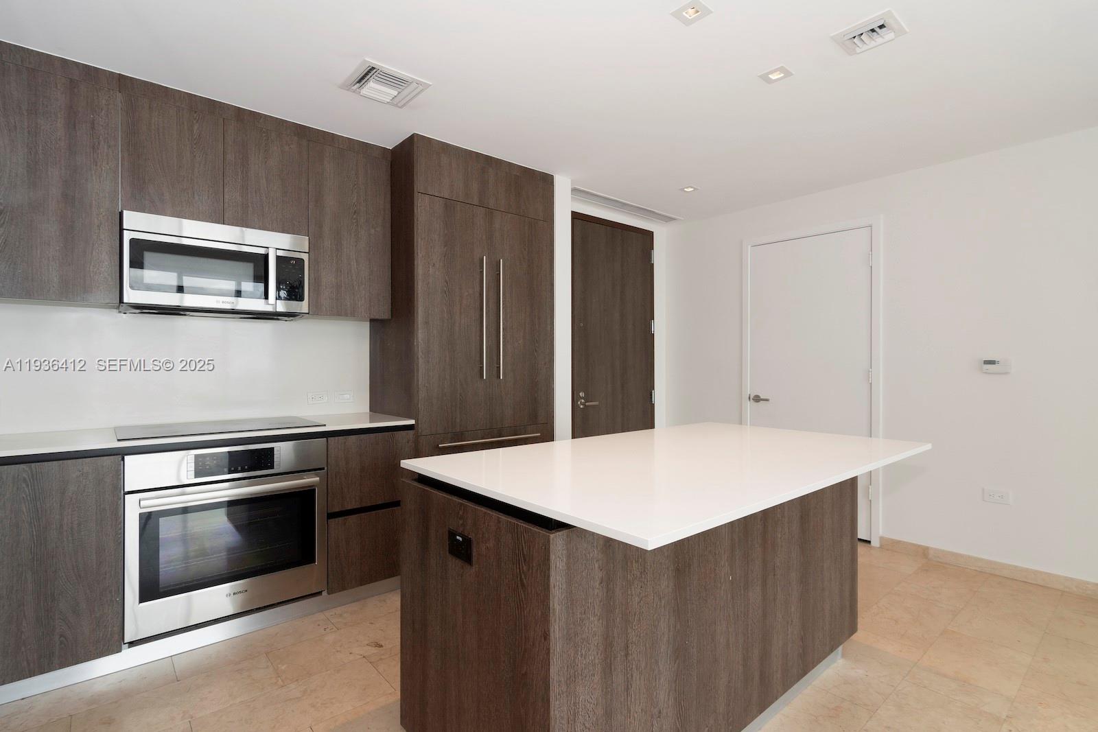 68 SE 6th St #2010, Miami FL 33131